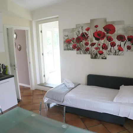 Cosy & Bath & Kitchen Near Erba